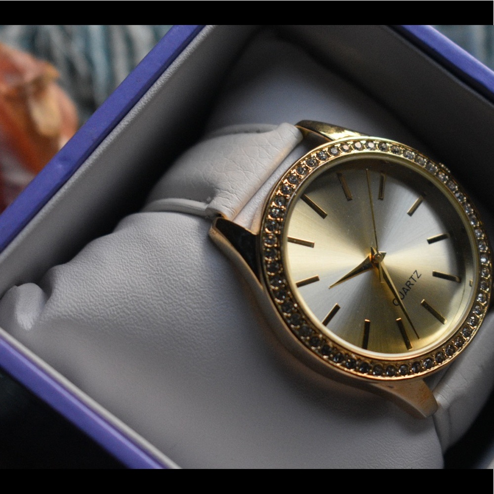 NWOT Spring Ladies Beautiful Fashion Watch